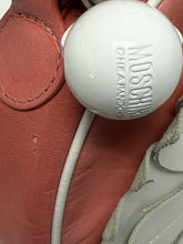 Load image into Gallery viewer, Moschino Peach and White Daisy Circle Bag
