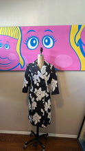 Load image into Gallery viewer, St. John Size 6 Black &amp; White Silk Blend Coat
