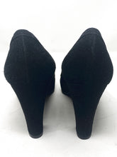 Load image into Gallery viewer, Gucci Black Fabric Suede Trim Pumps Vintage
